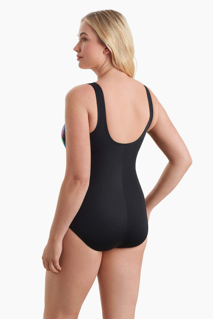 Woman turned to the left showing detail of swimsuit